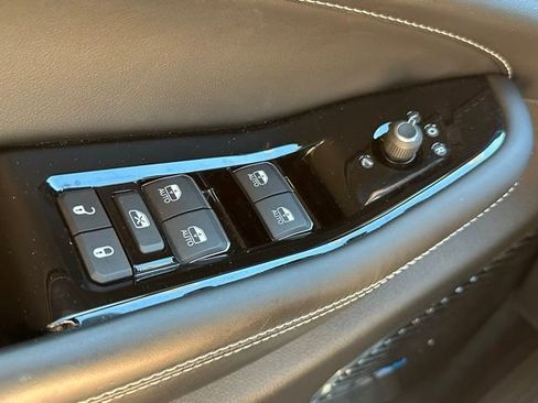 Used 2023 Jeep Grand Cherokee Overland AWD/4WD image 17