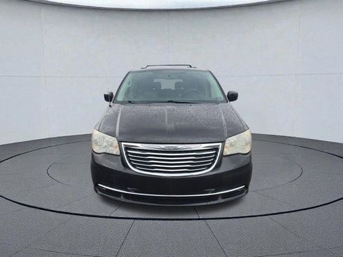 Used 2011 Chrysler Town & Country Touring image 8