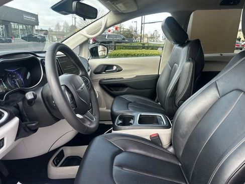 Used 2024 Chrysler Pacifica Touring-L image 16