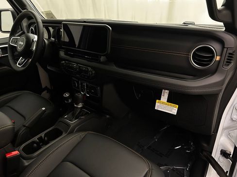 New 2026 Jeep Wrangler Unlimited Sahara AWD/4WD image 18