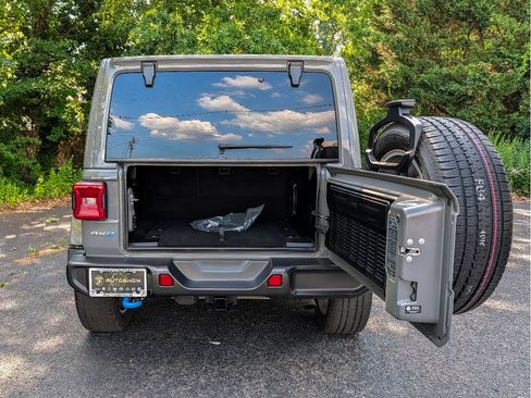 Used 2023 Jeep Wrangler Unlimited Sahara w/ Cold Weather Group AWD/4WD image 7