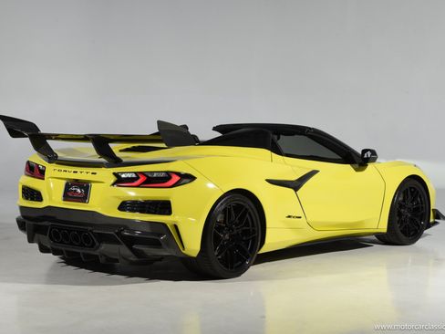 Used 2024 Chevrolet Corvette Z06 RWD image 8