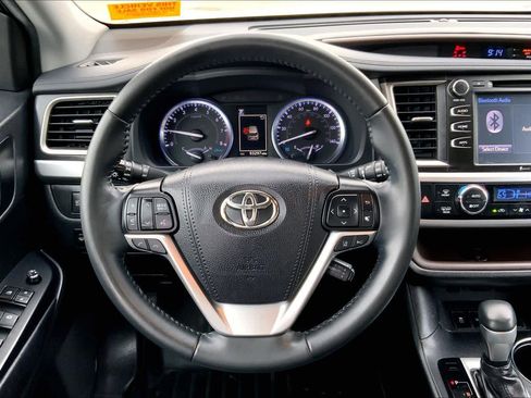 Used 2019 Toyota Highlander XLE image 6