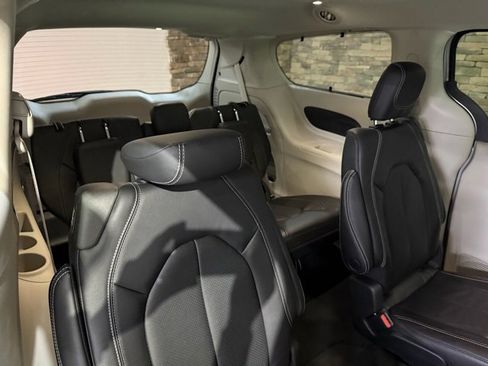 Used 2022 Chrysler Pacifica Touring-L image 32