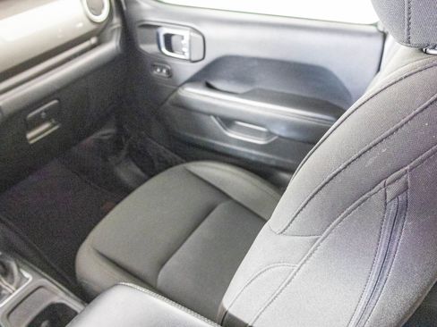 Used 2018 Jeep Wrangler Unlimited Sahara image 33