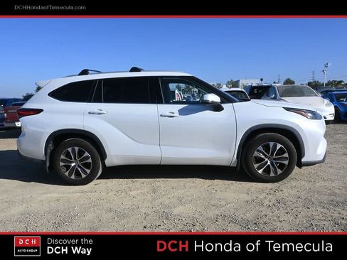 Used 2022 Toyota Highlander XLE FWD image 5