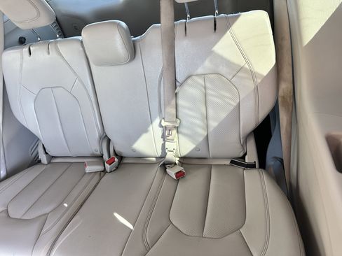 Used 2018 Chrysler Pacifica Touring-L image 24