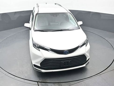 Used 2025 Toyota Sienna LE image 47