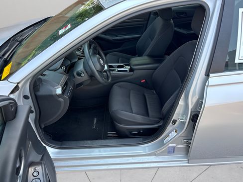 Used 2024 Nissan Altima 2.5 SV FWD image 9