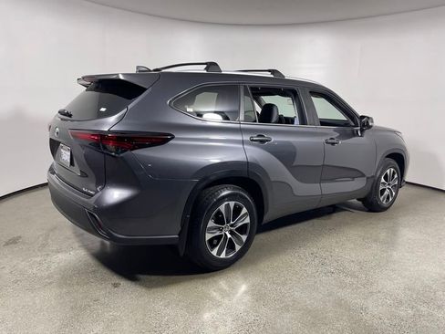 Certified 2024 Toyota Highlander XLE image 3