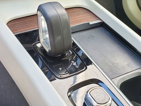 Certified 2022 Volvo XC60 B5 Momentum image 27