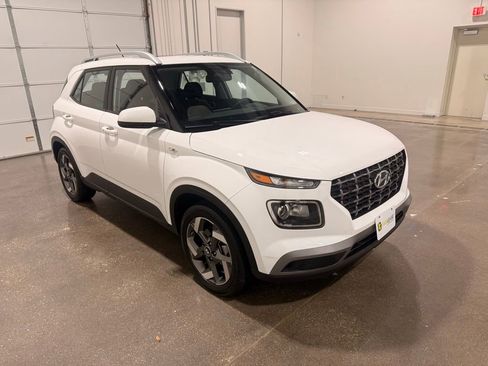 Used 2025 Hyundai Venue SEL FWD image 3