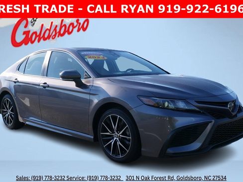 Used 2023 Toyota Camry SE image 1