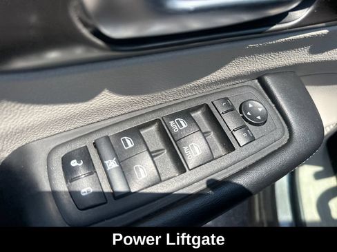 Used 2023 Chrysler Pacifica Touring-L FWD image 11