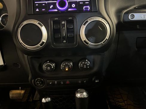 Used 2017 Jeep Wrangler Unlimited Rubicon image 18