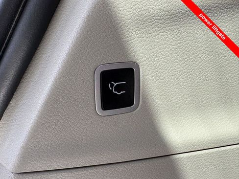 Used 2023 Chrysler Pacifica Touring-L image 6