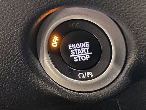 Used 2025 Chrysler Pacifica Select FWD image 30