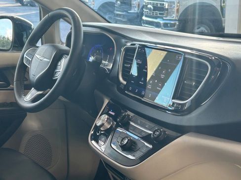 Used 2024 Chrysler Pacifica Touring-L image 25