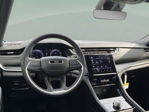 New 2025 Jeep Grand Cherokee Laredo image 10
