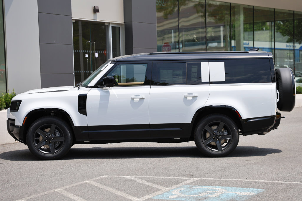 New 2026 Land Rover Defender 130 X-Dynamic SE AWD/4WD image 2