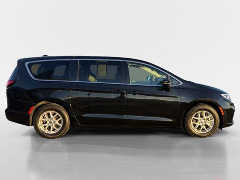 Used 2024 Chrysler Pacifica Touring-L FWD image 8