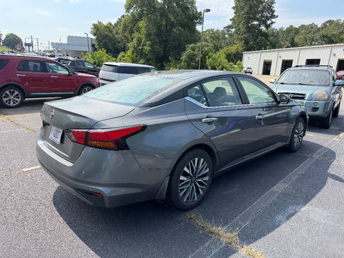 Used 2025 Nissan Altima 2.5 SV FWD image 3