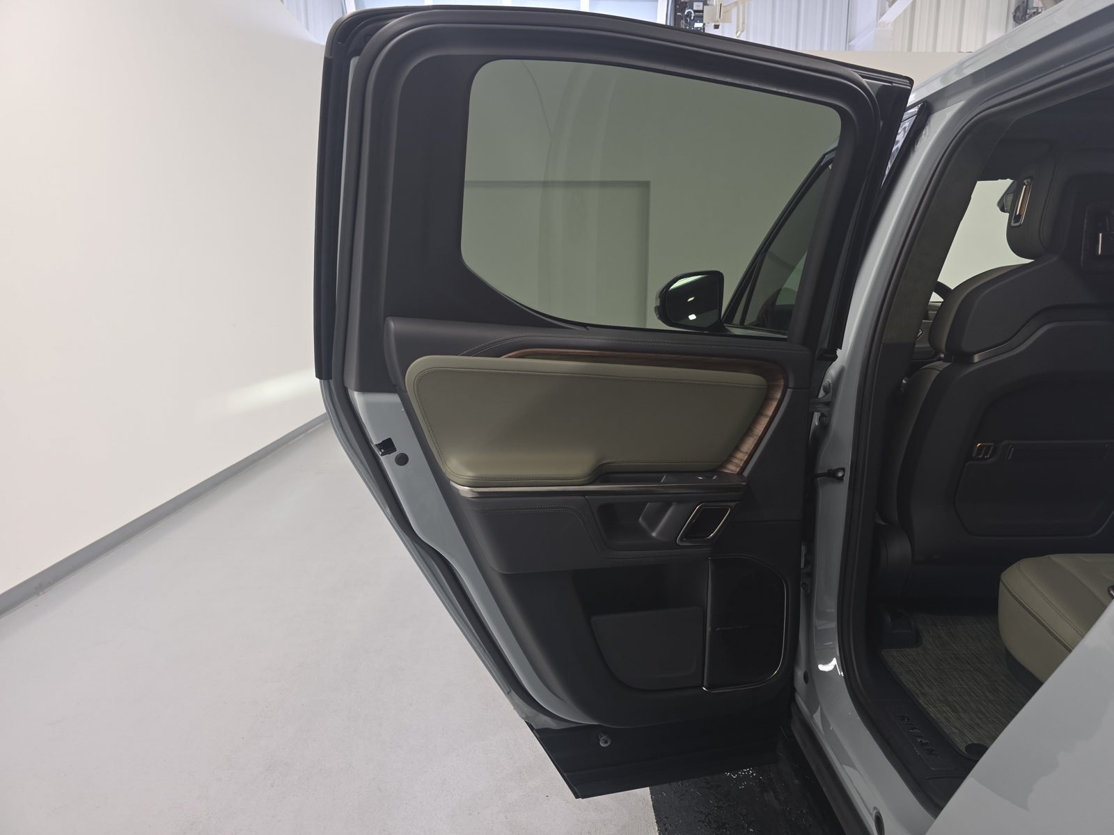 Used 2022 Rivian R1T Adventure AWD/4WD image 17