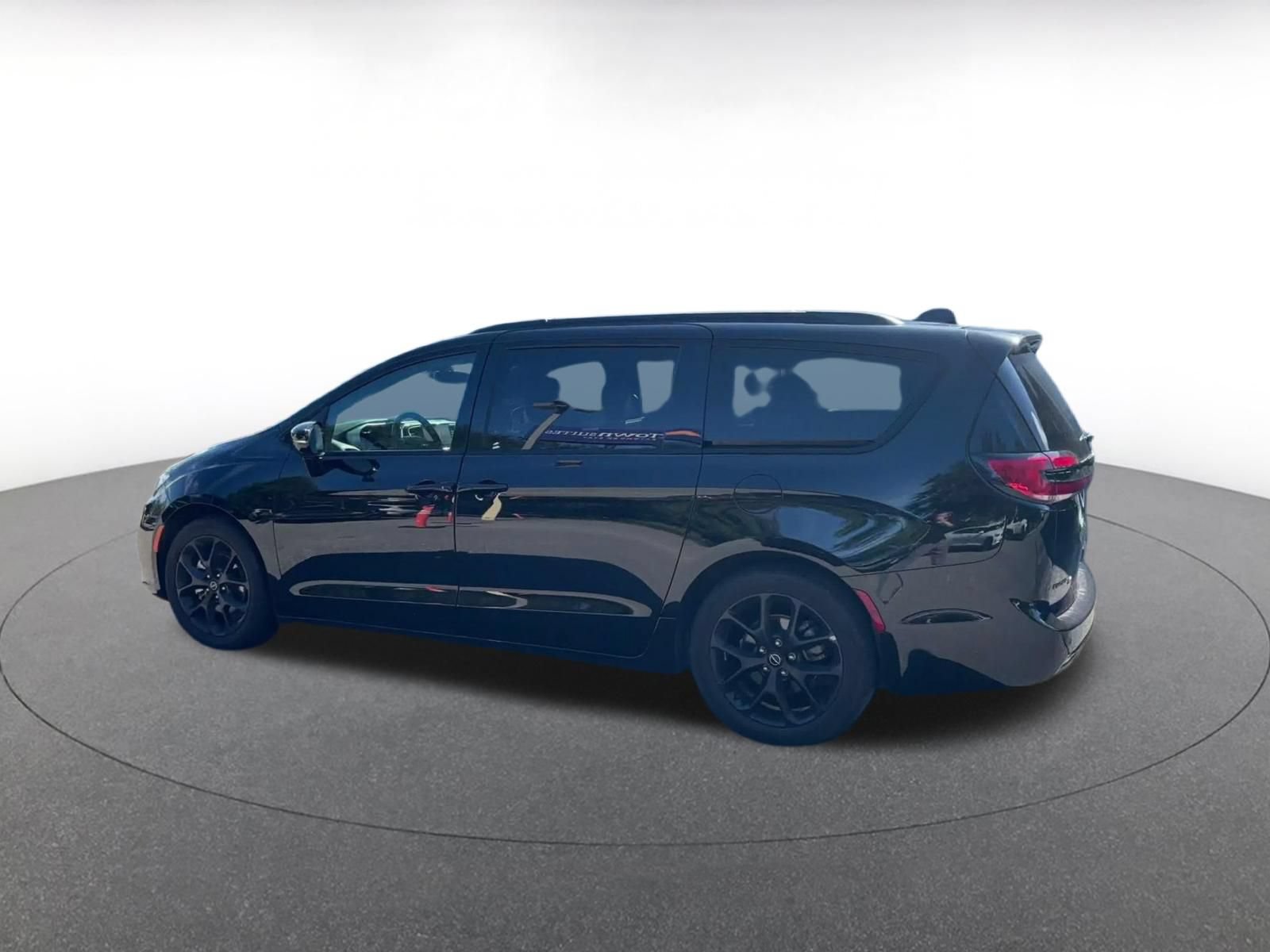 Used 2025 Chrysler Pacifica Limited FWD image 8