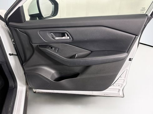 Used 2025 Nissan Rogue SV image 31