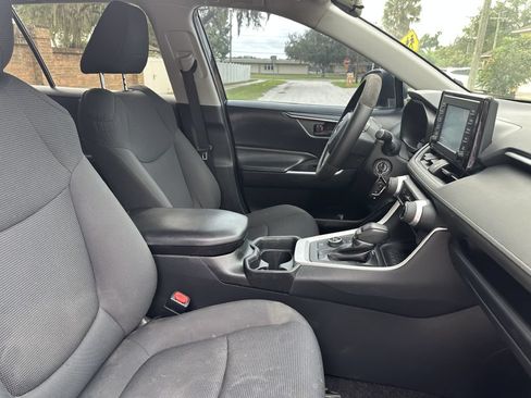 Used 2019 Toyota RAV4 LE AWD/4WD image 10