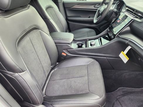 New 2025 Jeep Grand Cherokee Altitude image 11