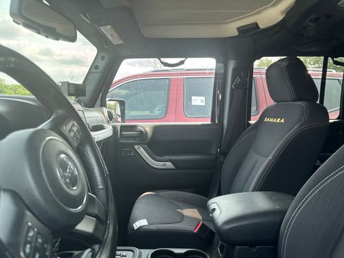 Used 2013 Jeep Wrangler Unlimited Sahara w/ Connectivity Group AWD/4WD image 31