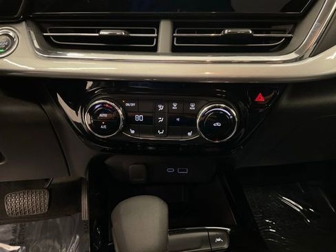 Used 2025 Chevrolet Trax LT w/ LT Convenience Package FWD image 20
