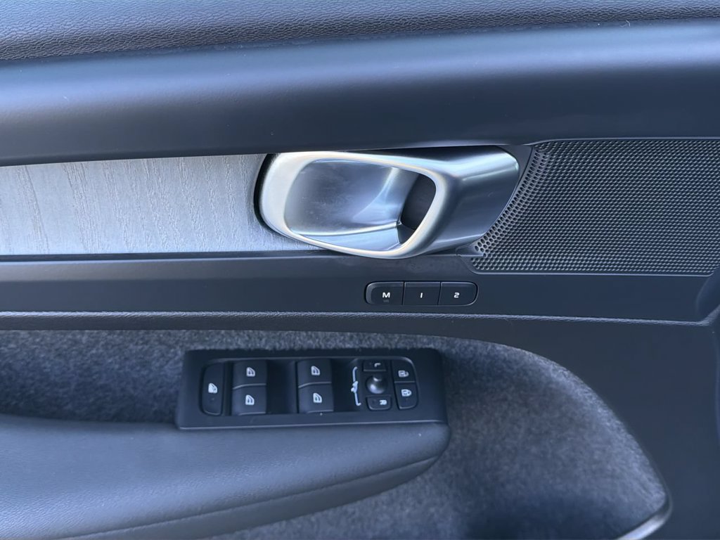 Certified 2025 Volvo XC40 B5 Plus AWD/4WD image 16