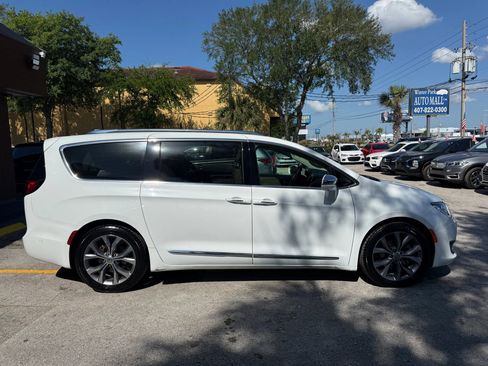 Used 2019 Chrysler Pacifica Limited w/ Tire & Wheel Group image 4