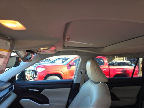 Used 2021 Toyota Highlander XLE image 9