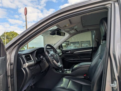 Used 2018 Toyota Highlander XLE image 13