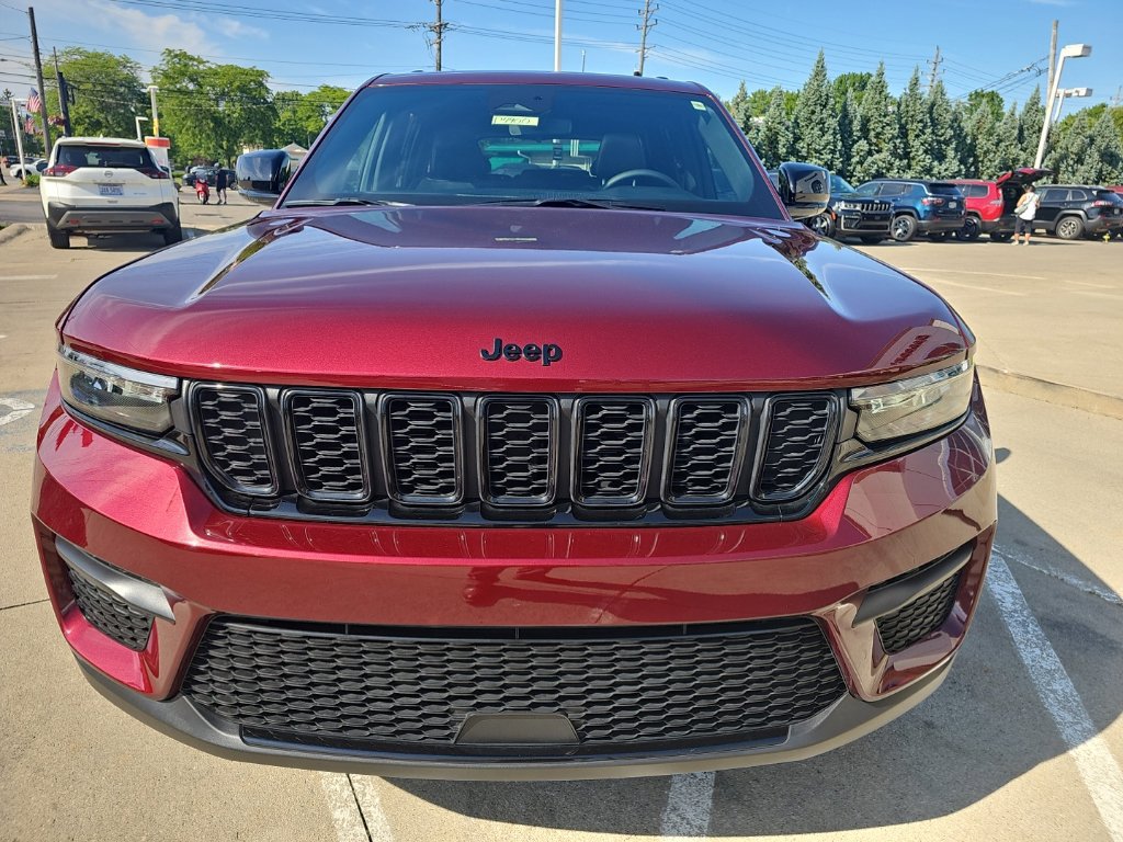 Used 2024 Jeep Grand Cherokee Altitude AWD/4WD image 4