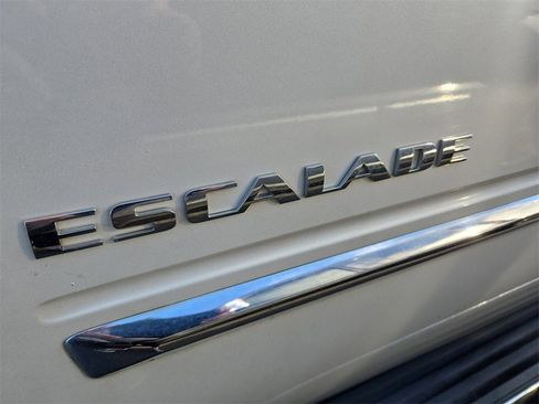 Used 2010 Cadillac Escalade Luxury image 10