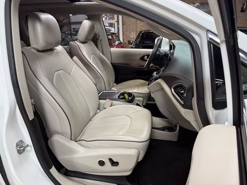 Used 2018 Chrysler Pacifica Limited w/ Tire & Wheel Group FWD image 27