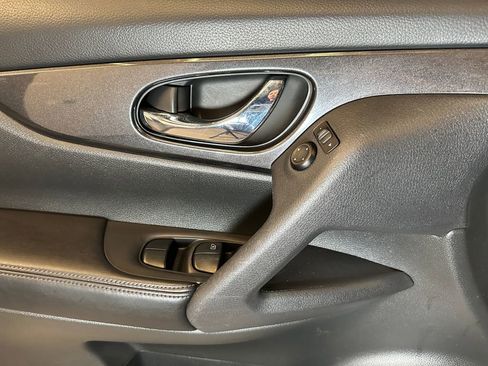 Used 2017 Nissan Rogue SV FWD image 19