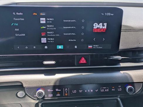 Used 2025 Kia Carnival EX FWD image 12