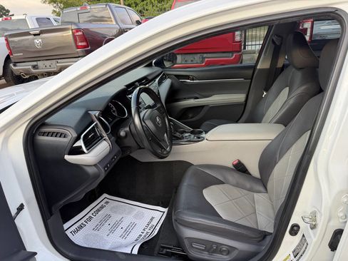 Used 2018 Toyota Camry XLE FWD image 7