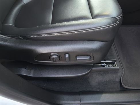 Used 2023 Chevrolet Traverse LT w/ LT Premium Package image 9