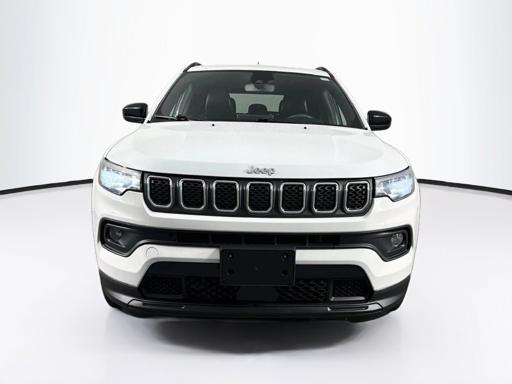 Used 2024 Jeep Compass Latitude AWD/4WD image 2