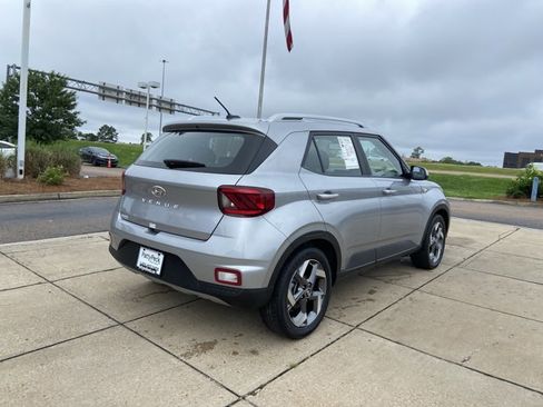 Used 2025 Hyundai Venue SEL FWD image 11