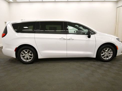 Used 2025 Chrysler Pacifica Select FWD image 9
