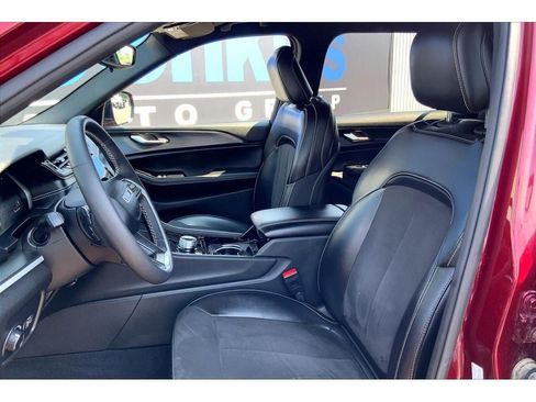 Used 2023 Jeep Grand Cherokee L Laredo AWD/4WD image 26