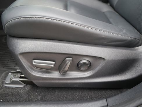 Used 2025 Toyota Crown Platinum image 31