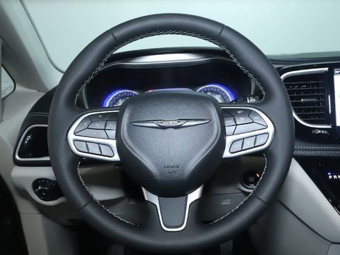 Used 2023 Chrysler Pacifica Touring-L image 21